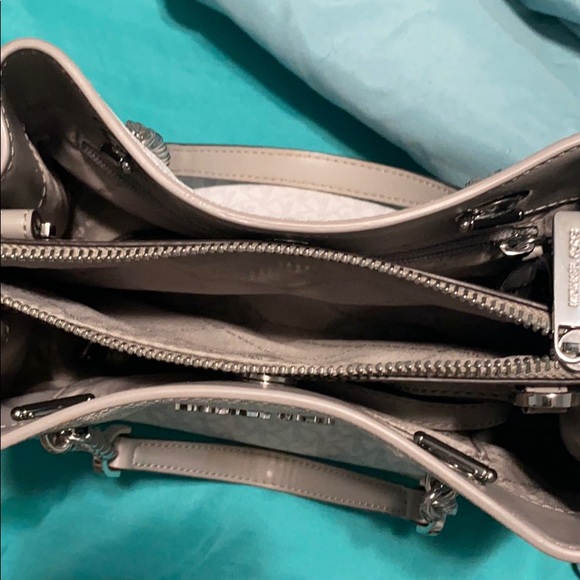 Michael Kors bag - Picture 2 of 3